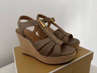 Sandalias Michael Kors Beige y Doradas