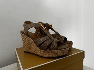 Sandalias Michael Kors Beige y Doradas