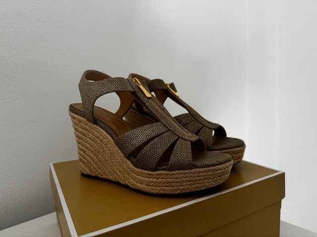 Sandalias Michael Kors Beige y Doradas