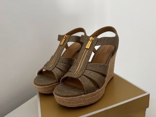 Sandalias Michael Kors Beige y Doradas