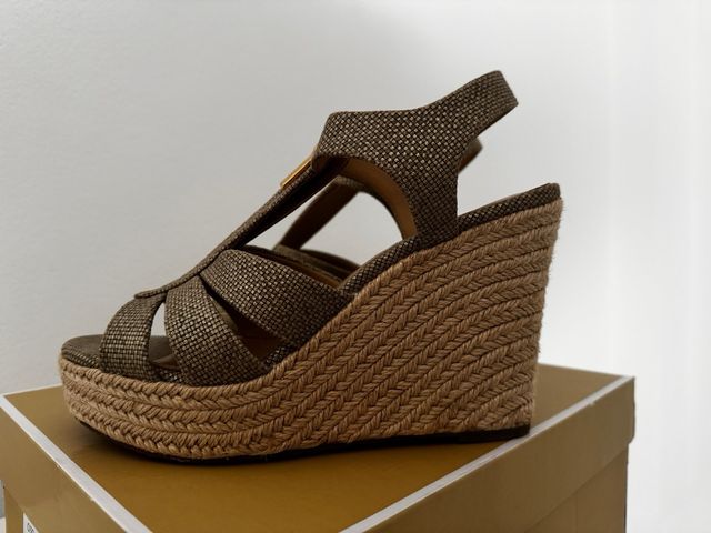 Sandalias Michael Kors Beige y Doradas