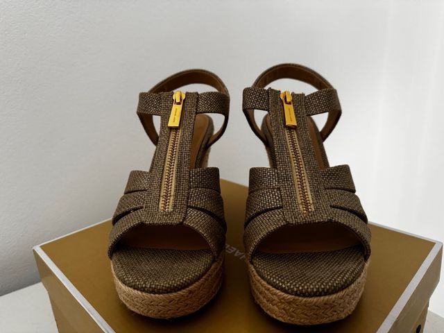 Sandalias Michael Kors Beige y Doradas