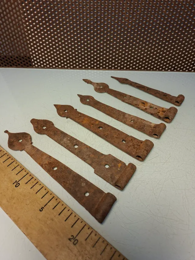 Bisagras antiguas de metal oxidado