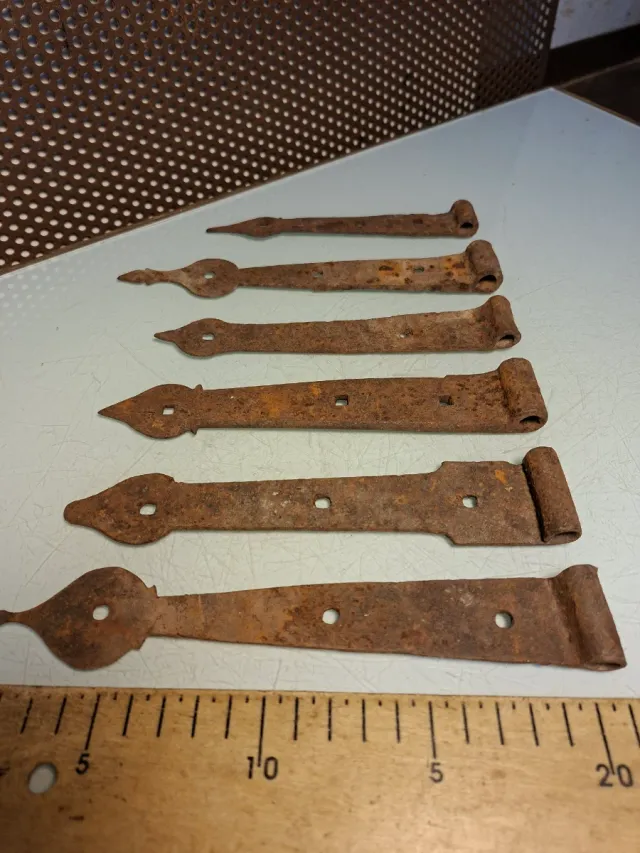 Bisagras antiguas de metal oxidado