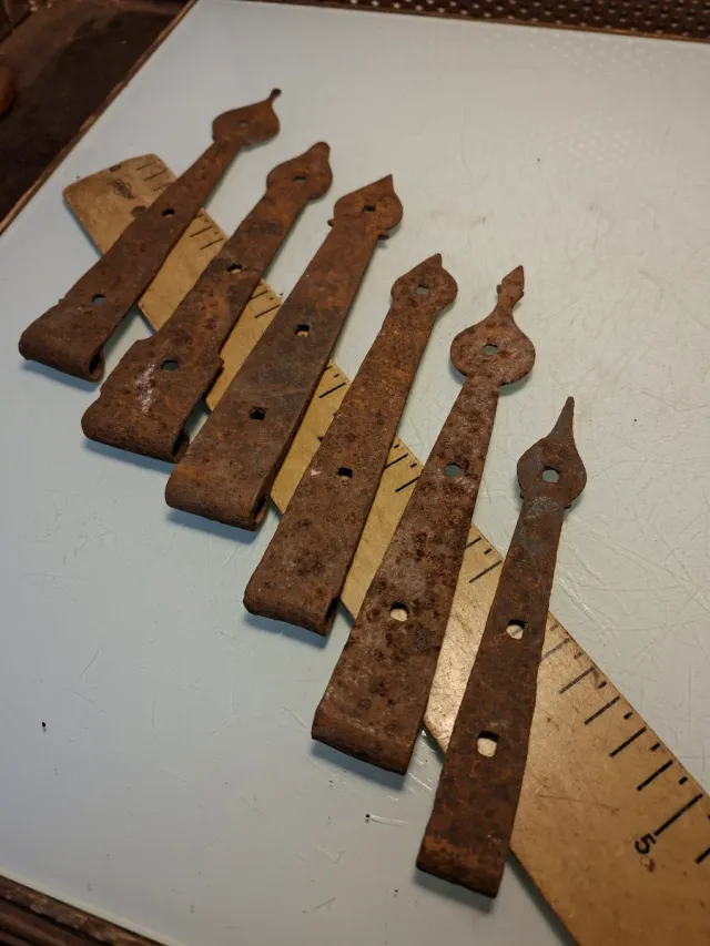 Bisagras antiguas de metal oxidado