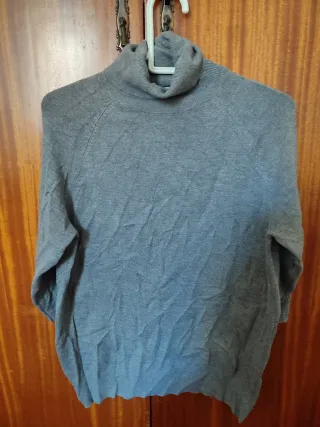 Camiseta cuello alto gris media manga