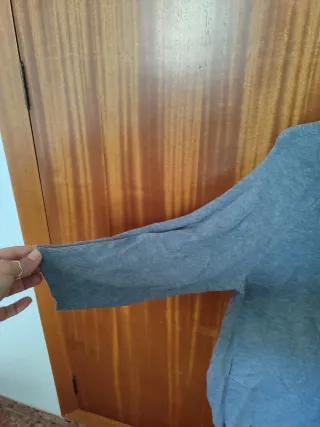 Camiseta cuello alto gris media manga