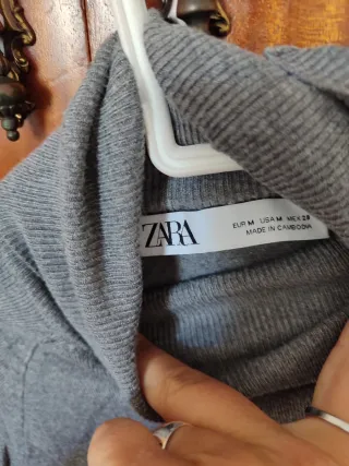 Camiseta cuello alto gris media manga