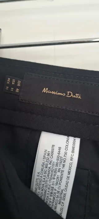 Traje de chaqueta y pantalón negro.