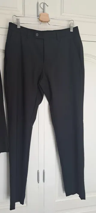 Traje de chaqueta y pantalón negro.