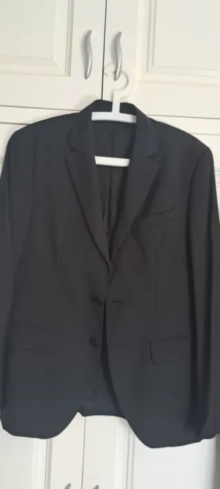 Traje de chaqueta y pantalón negro.