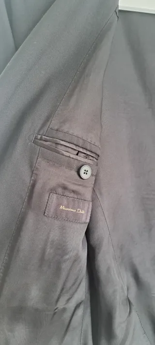 Traje de chaqueta y pantalón negro.