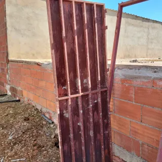 Puerta doble de hierro