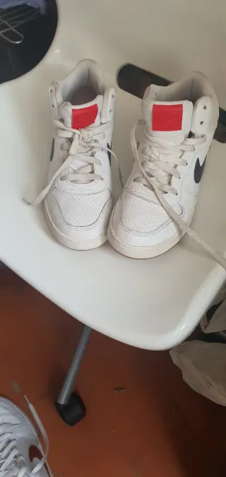 Zapatillas Nike Blancas y Rojas