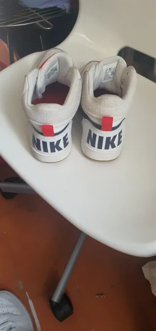 Zapatillas Nike Blancas y Rojas