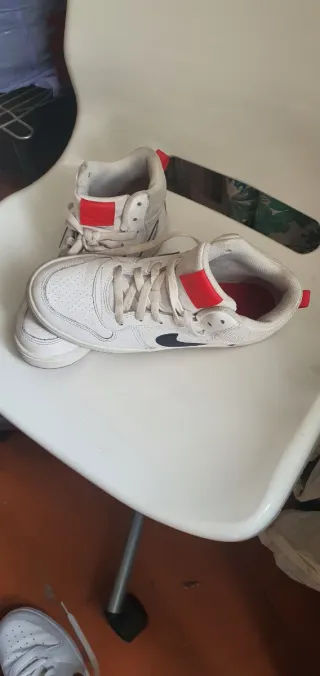 Zapatillas Nike Blancas y Rojas