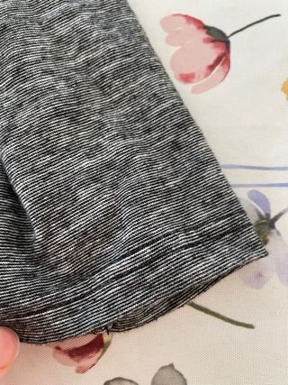 Maglia grigia con scritta Less Fuss More Focus