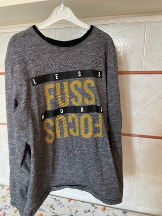 Maglia grigia con scritta Less Fuss More Focus