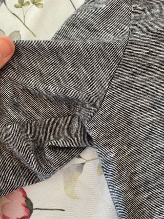 Maglia grigia con scritta Less Fuss More Focus