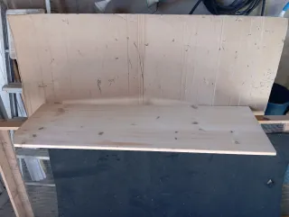 Estantería de madera con soportes metálicos model3