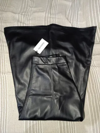 Falda midi efecto piel negra