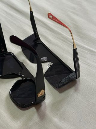 Gafas de Sol Negras y Doradas