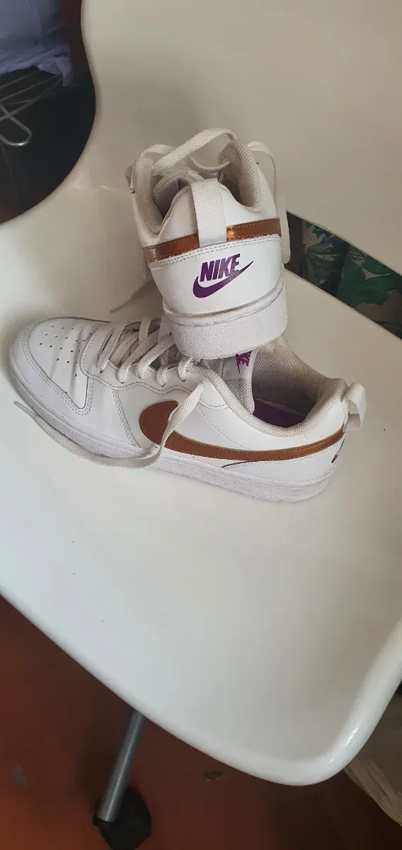 Zapatillas Nike Blancas y Doradas