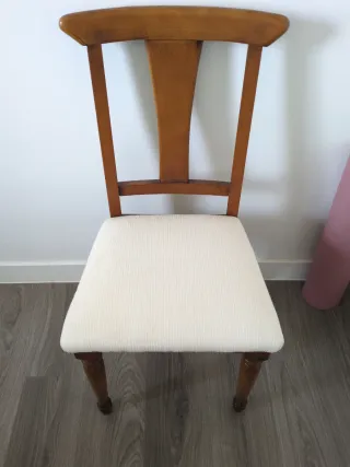 Sedia in legno vintage beige