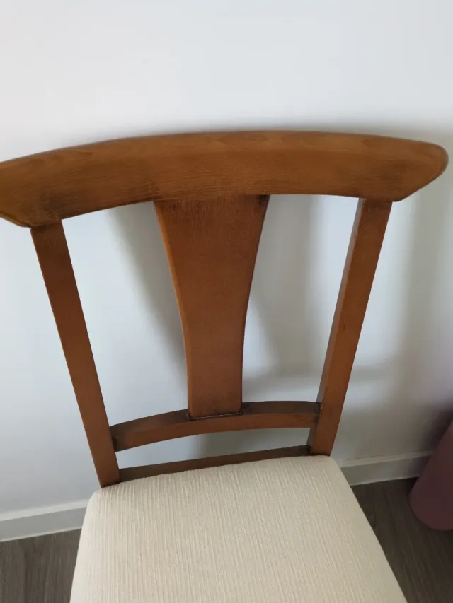 Sedia in legno vintage beige