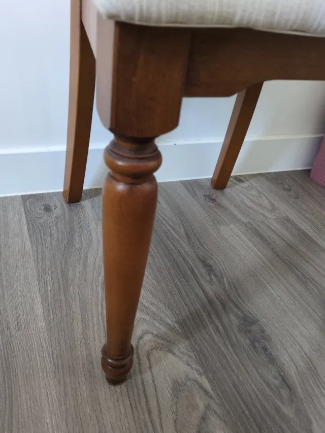 Sedia in legno vintage beige