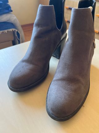 Botines grises y negros con tacón, cómodas 2 usos