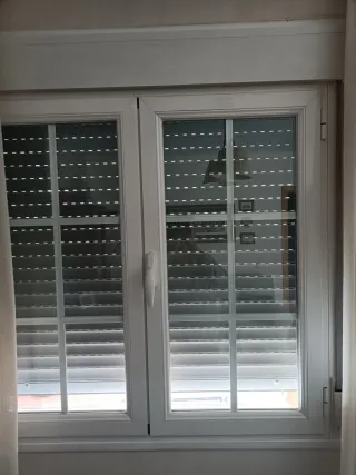 Ventana aluminio blanca