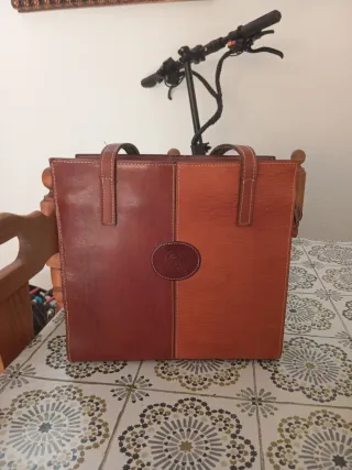 Bolso de piel marrón y naranja