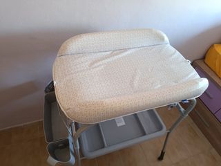 Cambiador de bebé con bandeja marca Chicco