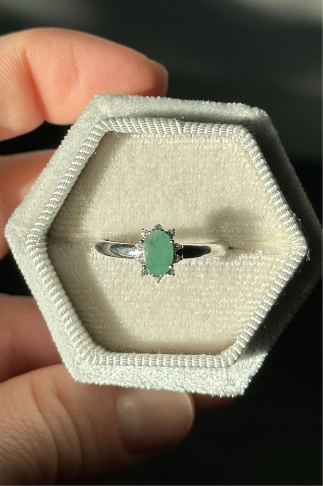 Anello con smeraldo e zirconi