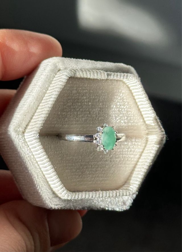 Anello con smeraldo e zirconi