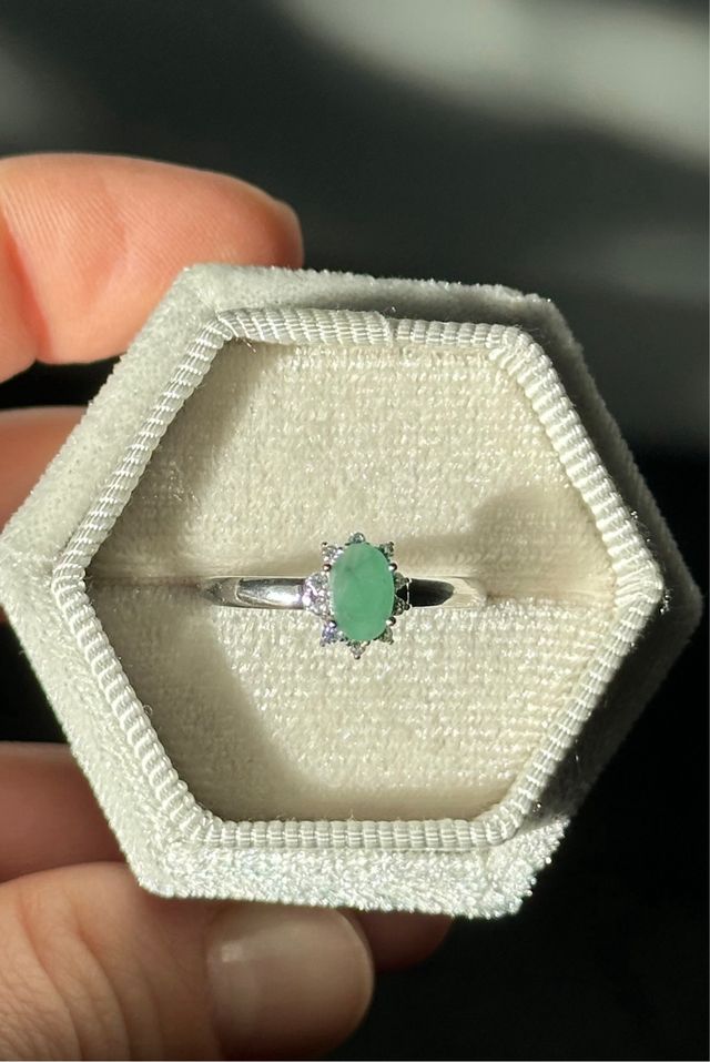 Anello con smeraldo e zirconi