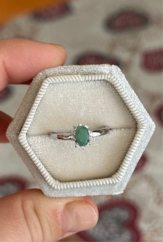 Anello con smeraldo e zirconi