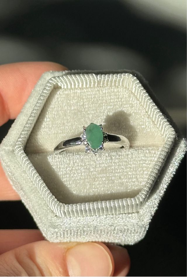 Anello con smeraldo e zirconi