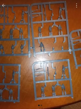 Set di soldatini semicingolati in plastica