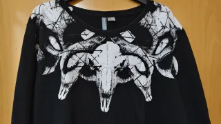 Sudadera finita craneo y cuernos en blanco XL