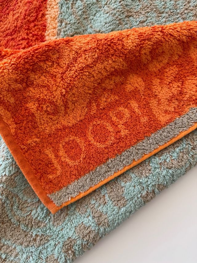 Asciugamani Joop! arancioni e turchesi