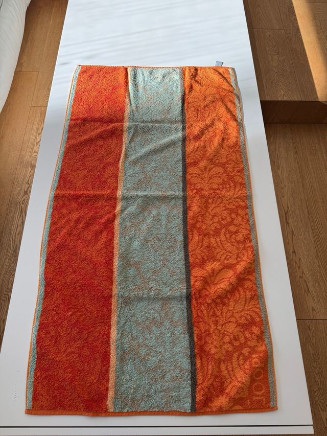 Asciugamani Joop! arancioni e turchesi