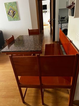 Mesa de comedor con banco y sillas
