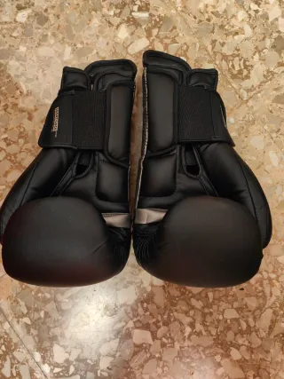 Guantes de boxeo Decathlon Outshock 500 con vendas