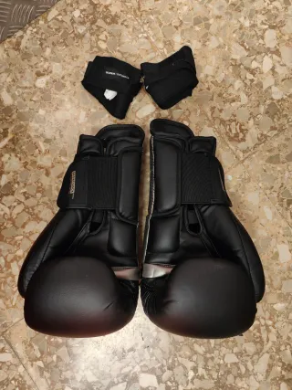 Guantes de boxeo Decathlon Outshock 500 con vendas
