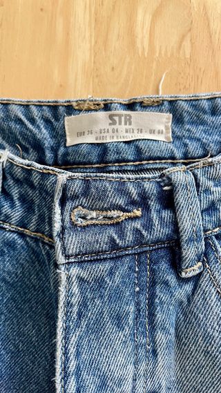 Pantalón vaquero mom fit bicolor