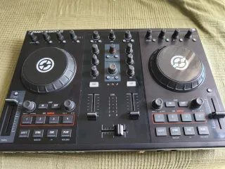 Controlador DJ Traktor Kontrol S2