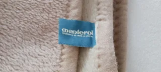 MANTA DE CAMA BEIGE MARRÓN 210 CM X 240 CM.