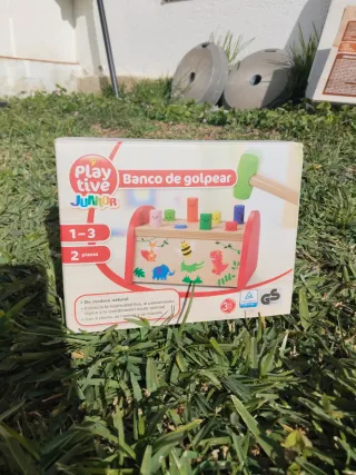 Banco de golpear de madera con martillo